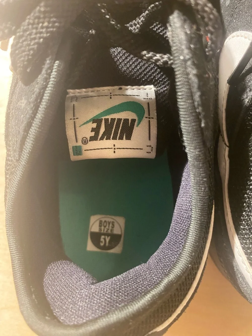Nike Black Low-Top Lace-Up Sneakers with Subtle White Accents Boys Size 5Y (QY)